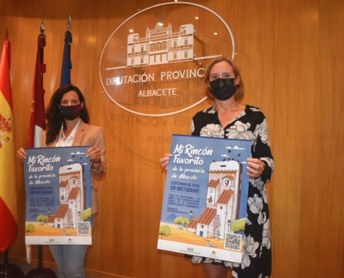 La diputada de Turismo, Raquel Ruiz, y la gerente de la APEHT, Begoña Garijo durante la presentación de Mi Rincón Favorito