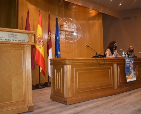 La diputada de Turismo, Raquel Ruiz, y la gerente de la APEHT, Begoña Garijo durante la presentación de Mi Rincón Favorito en el Salón de Acto ...