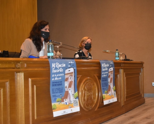 La diputada de Turismo, Raquel Ruiz, y la gerente de la APEHT, Begoña Garijo durante la rueda de prensa presentación de Mi Rincón Favorito