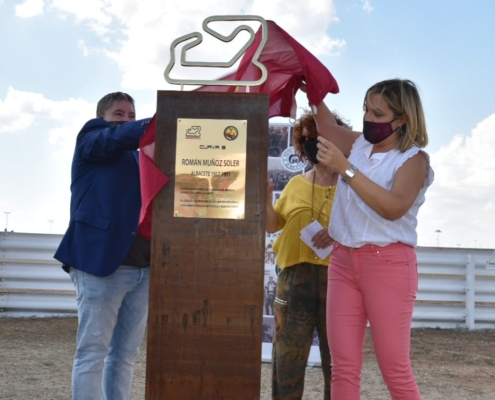 Momento en el que la vicepresidenta de la Diputación, el responsable del MotoClub y la nieta del homenajeado descubren el monolito