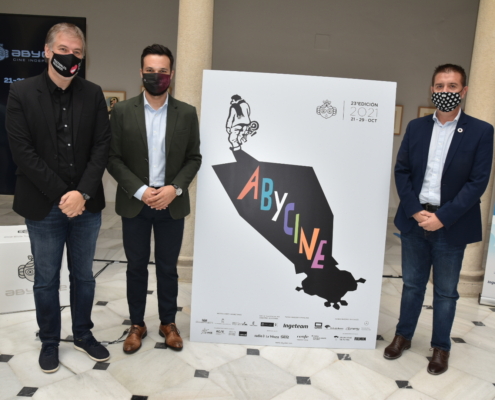 El presidente de la Diputación, el diputado de Cultura y el director de Abycine posan junto al cartel de la XXIII cita del Festival Internacional ...