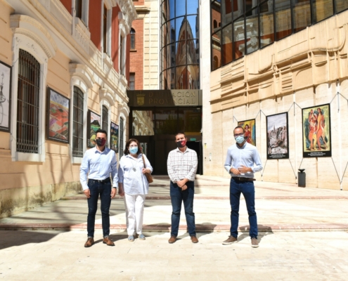 El presidente, el vicepresidente y el diputado de Cultura de la Diputación posan ante la exposición de lonas 'Benjamín Palencia en el Museo de  ...