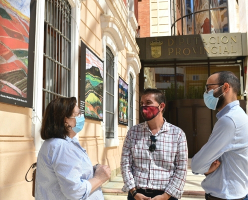 El presidente y el vicepresidente de la Diputación conversan sobre la exposición de lonas 'Benjamín Palencia en el Museo de Albacete' junto a l ...