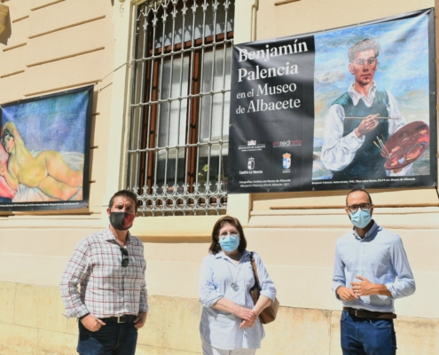 El presidente y el vicepresidente de la Diputación posan ante la exposición de lonas 'Benjamín Palencia en el Museo de Albacete' junto a la dir ...
