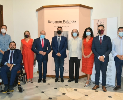 Representantes del equipo de Gobierno de la Diputación, de los municipios a los que llegará la obra y familiares de Benjamín Palencia
