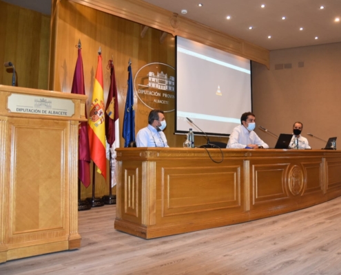 Un momento de la presentación en el Salón de Actos de la Diputación del VIII Vertical Trail de Villaverde de Guadalimar