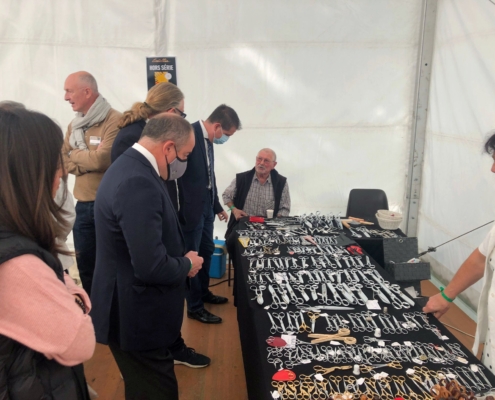 Autoridades y representantes del sector en la feria Coutellia de Cuchillería