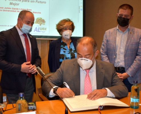 El Rector de la UCLM firma en el Libro de Honor de Aluex