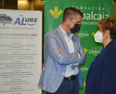 El presidente de la Diputación saluda a la presidenta de ALUEX