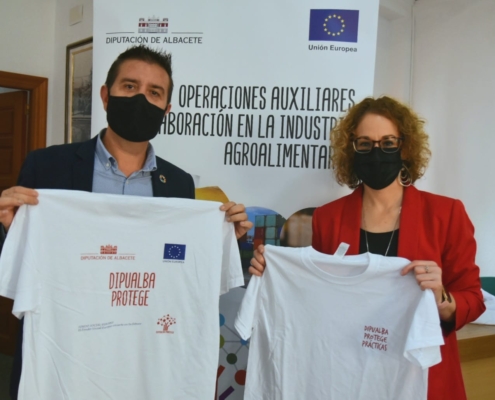 El presidente de la Diputación, Santi Cabañero, junto a la alcaldesa de Villamalea, Ana Teresa García, sujetando una camiseta del programa Dipu ...