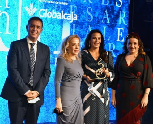 El presidente de la Diputación, Santi Cabañero, junto a las hermanas López Exojo-Simarro, premiadas en la categoría de Mujer Empresaria