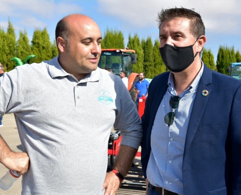 El presidente de la Diputación, Santi Cabañero, junto a uno de los participantes