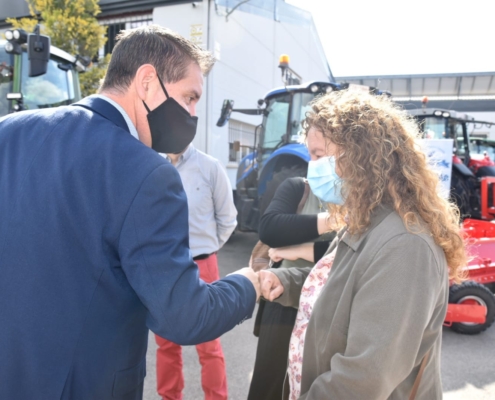 El presidente de la Diputación, Santi Cabañero, saluda a la alcaldesa de Villatoya