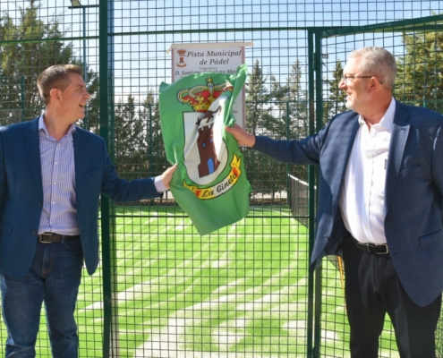 El presidente de la Diputación, Santi Cabañero, y el alcalde de La Gineta, Antonio Belmonte, desplegando la placa inaugural de la Pista Municipa ...