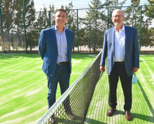 El presidente de la Diputación, Santi Cabañero, y el alcalde de La Gineta, Antonio Belmonte, en una de las pistas inauguradas