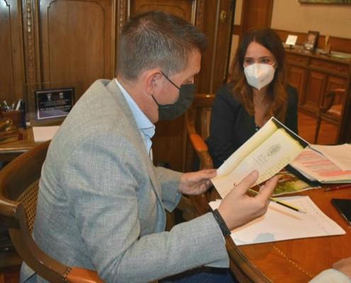 El presidente de la Diputación contempla un libro sobre la historia de Chinchilla