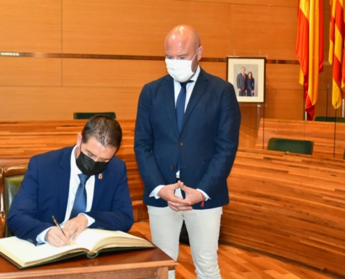 El presidente de la Diputación de Albacete, Santi Cabañero, firma en el Libro de Honor de la Diputación de Valencia
