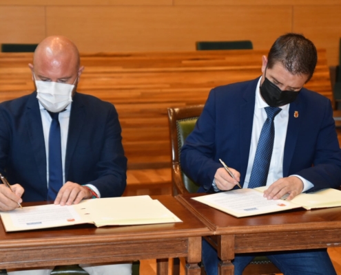 El presidente de la Diputación de Albacete, Santi Cabañero, y el presidente de la Diputación de Valencia, Toni Gaspar, durante la firma del acuerdo