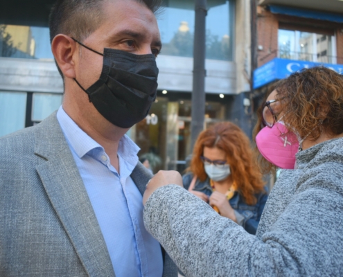 El presidente de la Diputación se pone el pin con motivo del Día Mundial de la Lucha Contra el Cáncer de Mama