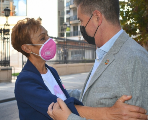 El presidente de la Diputación y la presidenta de AMAC se saludan