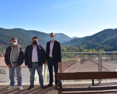 El vicepresidente de la Diputación, Fran Valera, junto a Andrés Carreño y Ángel Valentín Sánchez en el mirador de Bogarra