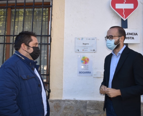 El vicepresidente de la Diputación, Fran Valera, junto al alcalde de Bogarra, Andrés Carreño