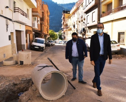 El vicepresidente de la Diputación, Fran Valera, junto al alcalde de Bogarra, Andrés Carreño en su recorrido por el municipio