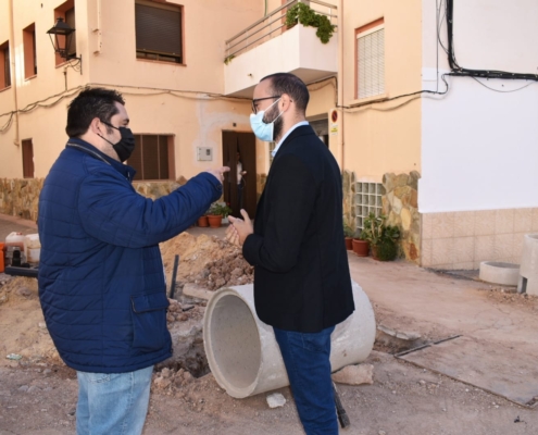 El vicepresidente de la Diputación, Fran Valera, junto al alcalde de Bogarra, Andrés Carreño en su recorrido por las obras