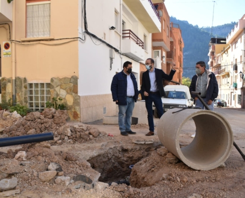 El vicepresidente de la Diputación, Fran Valera, junto al alcalde de Bogarra, Andrés Carreño supervisando las obras