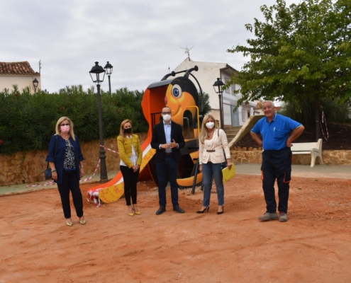 El vicepresidente de la Diputación y parte de la Corporación de Casas de Lázaro en el parque infantil mejorado en la localidad con ayuda de la  ...