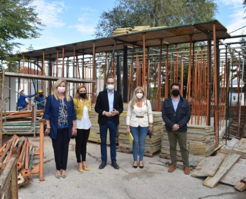 El vicepresidente de la Diputación y parte de la Corporación de Casas de Lázaro visitan las obras de la futura sala de velatorios de la localidad