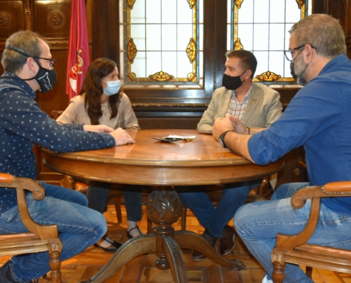 Encuentro de trabajo entre el presidente de la Diputación, la diputada de Turismo y miembros de la Asociación de Cocineros de C-LM