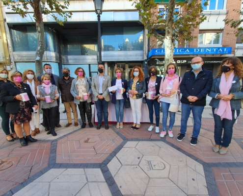 'Foto de familia' en la cuestación de AMAC frente a la Diputación con motivo del Día Mundial de la Lucha Contra el Cáncer de Mama