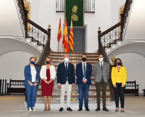 Foto de familia de la firma del convenio por el que la Diputación de Albacete le cede el uso de su Plataforma de Administración Electrónica, Se ...