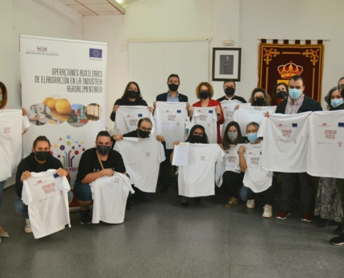 Foto de familia del curso del curso ‘Operaciones Auxiliares de Elaboración en la Industria Agroalimentaria’ celebrado en Villamalea