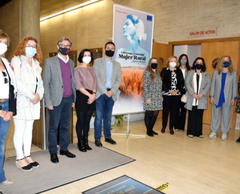 Foto de familia en la apertura de la Jornada 'Liderazgo Femenino y Mujer Rural' organizada por la Diputación de Albacete