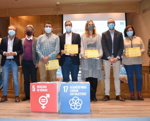 Foto de familia de la entrega de premios del Certamen de Relatos Breves Mujer Rural