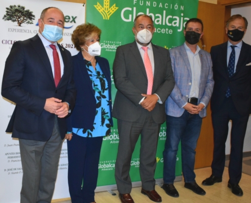 'Foto de familia' en el hall de la Diputación, previa al inicio de la apertura del ciclo de Conferencias y Cursos de Aluex 2021/22