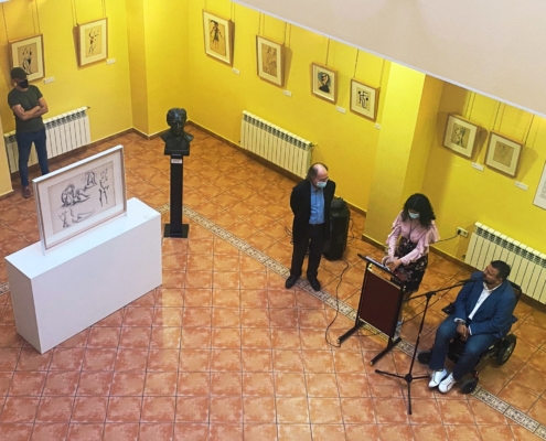 Imagen cenital del acto de inauguración en Barrax de la exposición Obra sobre papel