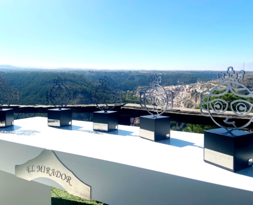 Imagen general desde 'El Mirador' de Alcalá del Júcar con los trofeos de 'Abycine Lanza' en primer plano