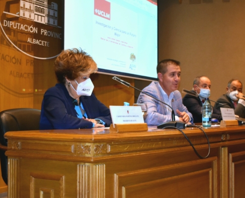 El presidente de la Diputación interviene en la mesa inaugural del ciclo de Conferencias y Cursos de Aluex 2021/22