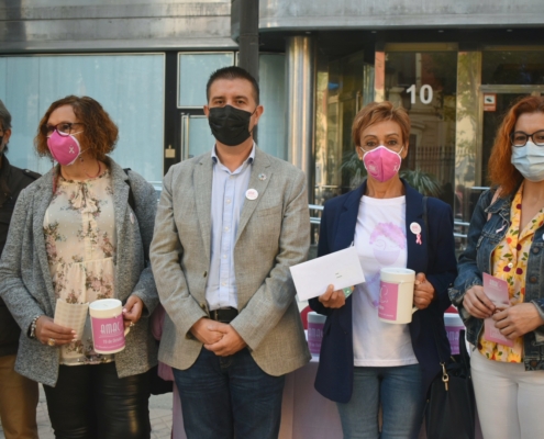 Momento de la entrega del cheque de Diputación a la cuestación de AMAC con motivo del Día Mundial de Lucha Contra el Cáncer de Mama