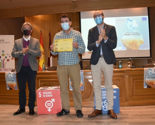 El vicepresidente de la Diputación, Fran Valera, y el diputado provincial de Igualdad, junto al Primer Premio del Certamen de Relatos Breves Muje ...