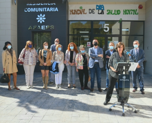 Representantes institucionales tras la presidenta de AFAEPS mientras da la bienvenida al acto con motivo del Día Mundial de la Salud Mental 2021