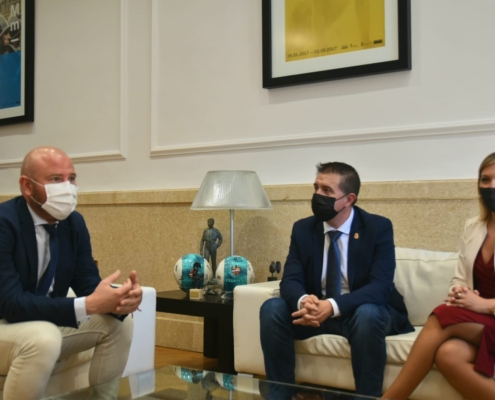 Santi Cabañero y Amparo Torres departen con Toni Gaspar durante la visita de los responsables provinciales albacetenses a la Diputación de Valencia