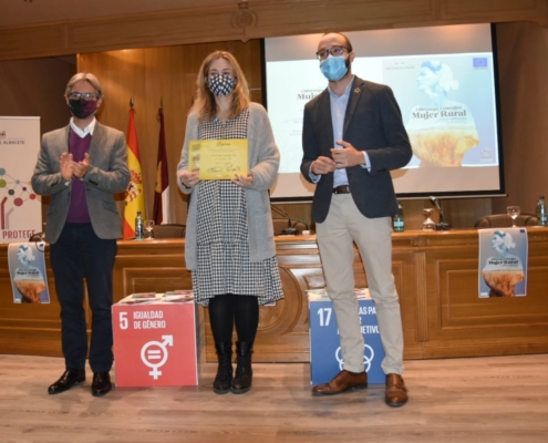 El vicepresidente de la Diputación, Fran Valera, y el diputado provincial de Igualdad, junto a la ganadora del Segundo Premio del Certamen de Rel ...