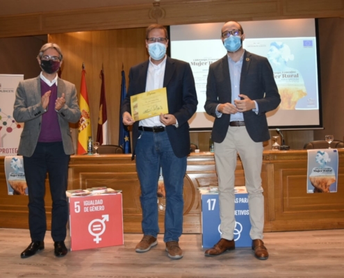 El vicepresidente de la Diputación, Fran Valera, y el diputado provincial de Igualdad, junto al ganador del Tercer Premio del Certamen de Relatos ...