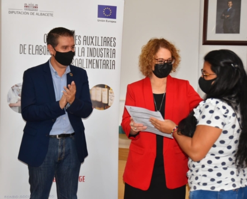 Un momento de la entrega de diplomas del curso ‘Operaciones Auxiliares de Elaboración en la Industria Agroalimentaria’ celebrado en Villamalea