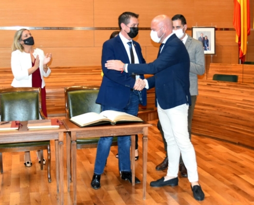 Un momento de la firma del acuerdo por el que la Diputación de Albacete le cede el uso de su Plataforma de Administración Electrónica Sedipualb ...