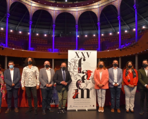 Foto de familia de la presentación en el Teatro Circo de la XXV Edición de la Feria de Artes Escénicas y Musicales de Castilla-La Mancha